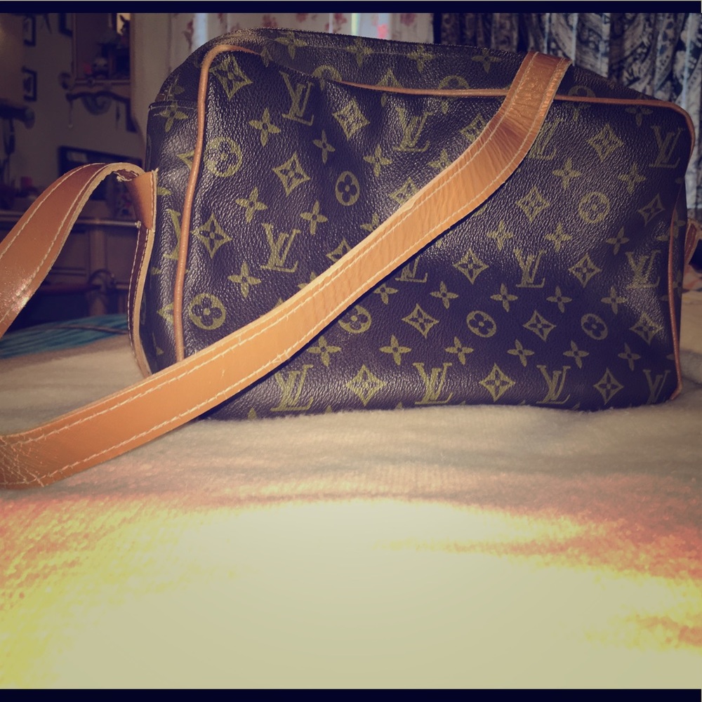 VINTAGE AUTHENTIC LV shoulder bag- needs repair